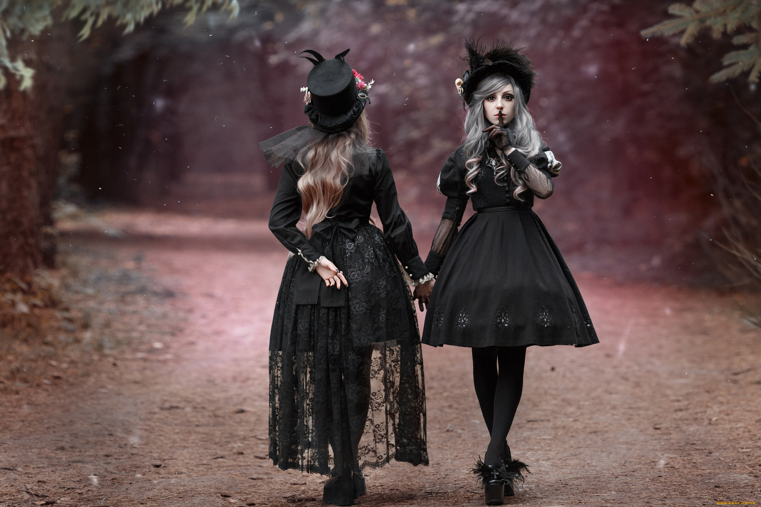 Три девушки в черных платьях